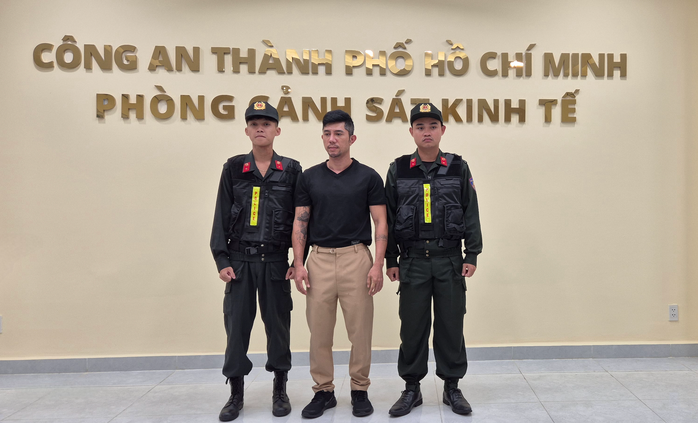 Công an TP HCM thi hành lệnh bắt ca sĩ Lương Bằng Quang Công an TP HCM thi hành lệnh bắt ca sĩ Lương Bằng Quang