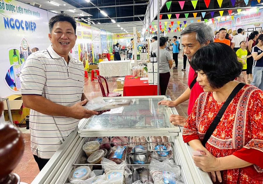 Người dân tham quan, mua sắm hàng Việt tại hội chợ ở tỉnh. Ảnh: Hải Yến