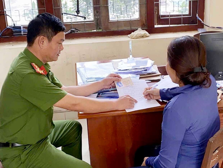 Người dân được CA xã Hoài Ân hướng dẫn thủ tục để cấp lại giấy phép lái xe bị mất. Ảnh: K.A Người dân được CA xã Hoài Ân hướng dẫn thủ tục để cấp lại giấy phép lái xe bị mất.