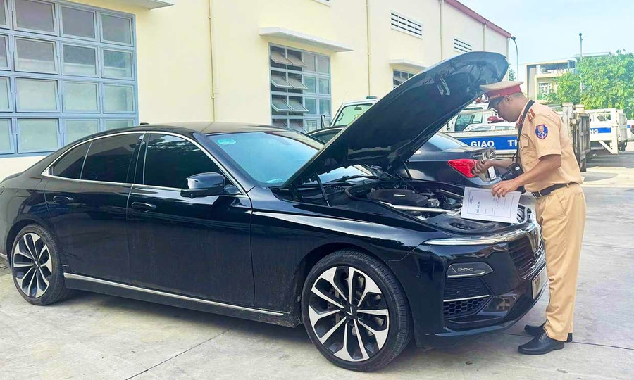 Cán bộ Cảnh sát giao thông thực hiện các bước đăng ký phương tiện cho người dân. Ảnh: K.A Cán bộ Cảnh sát giao thông thực hiện các bước đăng ký phương tiện cho người dân.