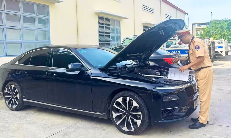 Cán bộ Cảnh sát giao thông thực hiện các bước đăng ký phương tiện cho người dân.