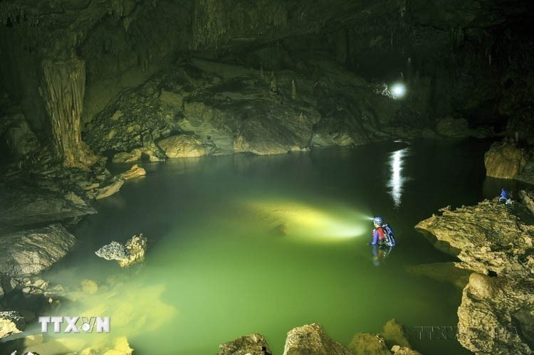Du khách trải nghiệm hành trình men theo triền sông ngầm hoặc bơi để đi sâu vào bên trong, để chinh phục” Xuyên Sơn Hồ” tại Vườn Quốc gia Phong Nha - Kẻ Bàng. (Ảnh: Minh Đức/TTXVN)