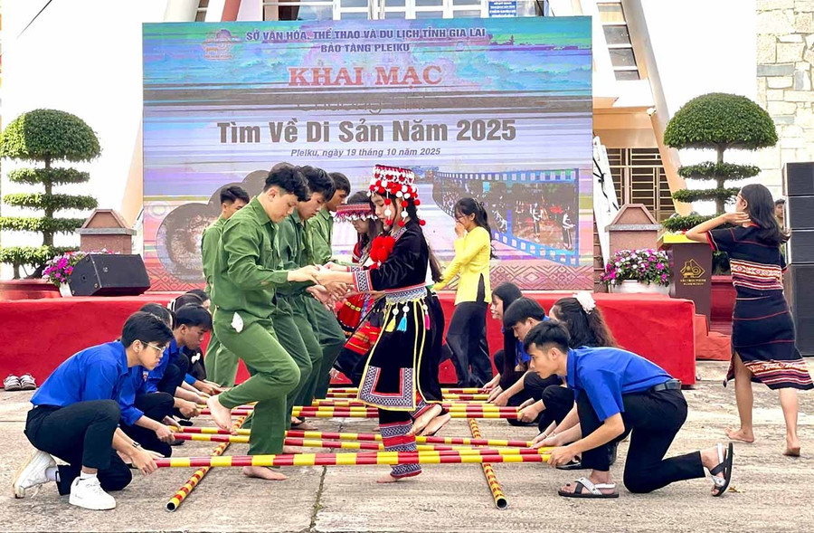 Phần thi nhảy sạp đẹp mắt, khéo léo của các đội tại chương trình “Tìm về di sản” năm 2025. Ảnh: Lam Nguyên Phần thi nhảy sạp đẹp mắt, khéo léo của các đội tại chương trình “Tìm về di sản” năm 2025.