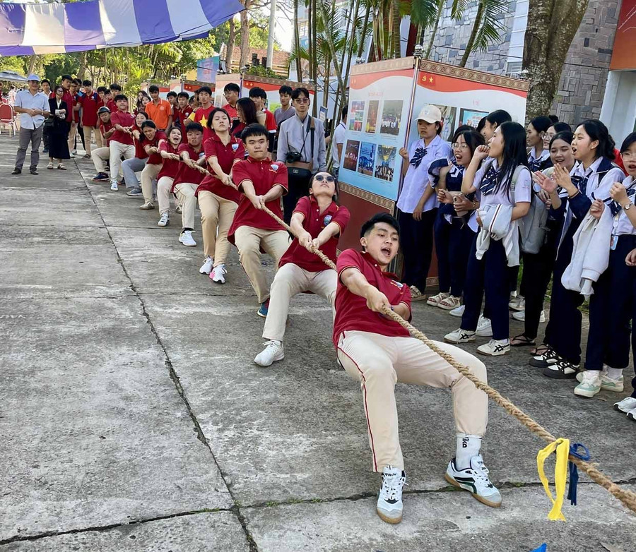 Không khí quyết liệt, sôi nổi trong phần thi kéo co. Ảnh: Lam Nguyên Không khí quyết liệt, sôi nổi trong phần thi kéo co.