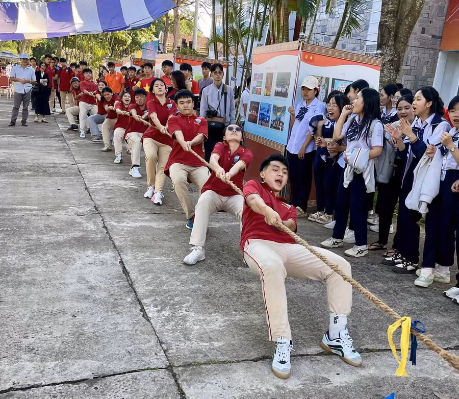 Không khí quyết liệt, sôi nổi trong phần thi kéo co.