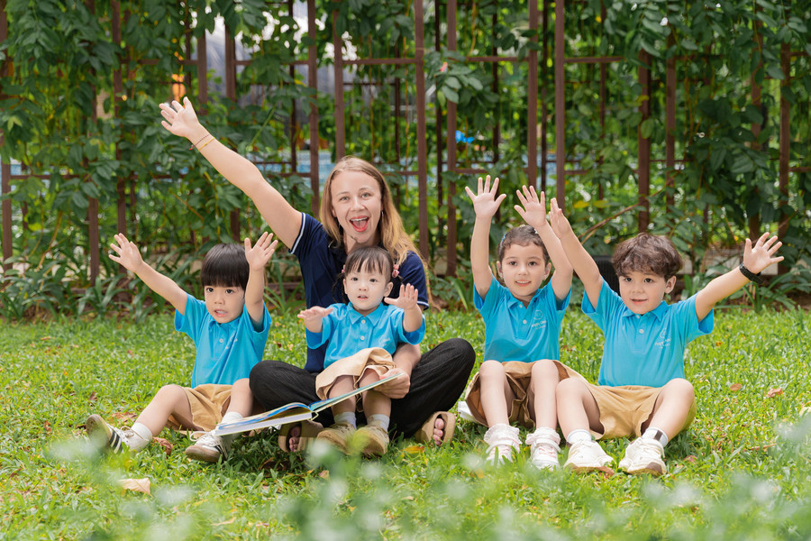 Trẻ học tập tại Happy Cloud Preschool luôn tự tin giao tiếp và có khả năng sử dụng song ngữ Tiếng Anh-Tiếng Việt linh hoạt. Trẻ học tập tại Happy Cloud Preschool luôn tự tin giao tiếp và có khả năng sử dụng song ngữ Tiếng Anh-Tiếng Việt linh hoạt.