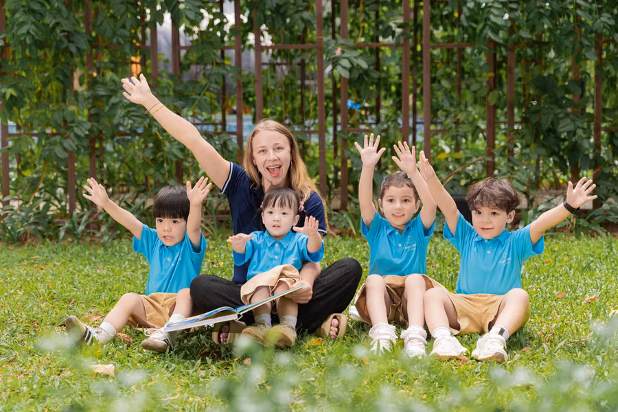 Trẻ học tập tại Happy Cloud Preschool luôn tự tin giao tiếp và có khả năng sử dụng song ngữ Tiếng Anh-Tiếng Việt linh hoạt.