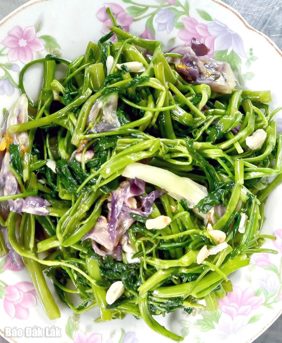 Bông giờ dùng làm gia vị nêm canh, kho cá, rau xào... tạo nên một hương vị đặc trưng khó quên. Bông giờ dùng làm gia vị nêm canh, kho cá, rau xào... tạo nên một hương vị đặc trưng khó quên.