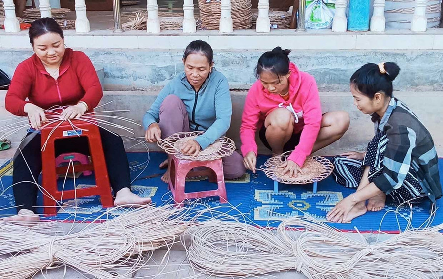 Nhân công làm việc tại cơ sở đan mây của chị Huỳnh Thị Vui (phường Hoài Nhơn). Ảnh: NVCC Nhân công làm việc tại cơ sở đan mây của chị Huỳnh Thị Vui (phường Hoài Nhơn.