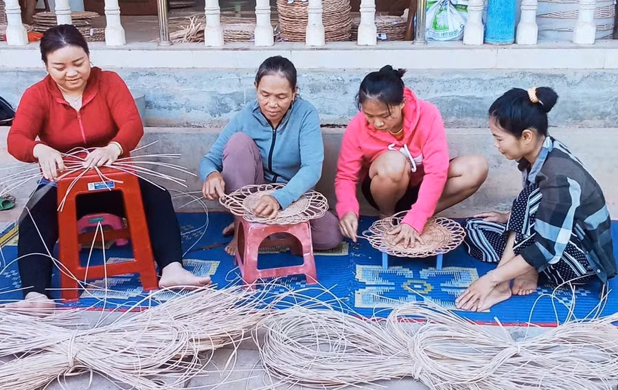 Nhân công làm việc tại cơ sở đan mây của chị Huỳnh Thị Vui (phường Hoài Nhơn.
