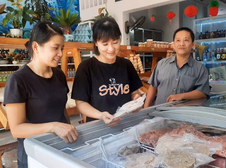 Chị Đỗ Thị Mai Đông (giữa) phát triển kinh doanh dịch vụ ẩm thực, quảng bá đặc sản đến du khách gần xa.