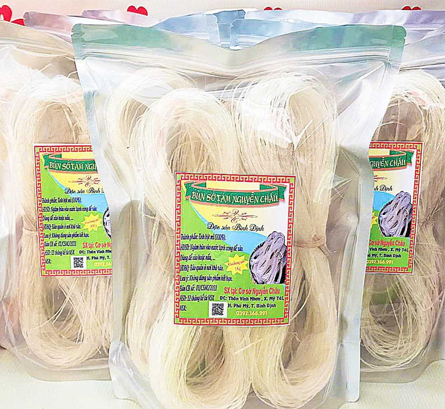 Từ củ mì quê hương, người dân Phù Mỹ Nam đã làm nên thương hiệu bún mì số 8, sản phẩm OCOP 3 sao đáng tự hào. Ảnh: V.T.K.T Từ củ mì quê hương, người dân Phù Mỹ Nam đã làm nên thương hiệu bún mì số 8, sản phẩm OCOP 3 sao đáng tự hào.
