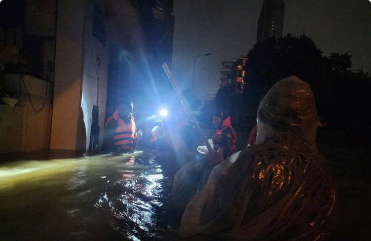 Lực lượng công an, quân đội sơ tán 40 bệnh nhân Bệnh viện Phục hồi chức năng TP Huế đến nơi an toàn. Ảnh: Quang Nhật/NLĐO ung-cuu-nguoi-danjpg.png