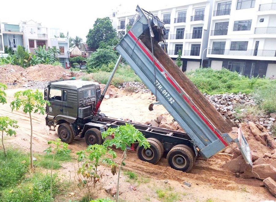 Xe ben tập kết vật liệu xây dựng tại khu đất nằm trên đường Hoàng Văn Thụ. Ảnh: V.L Xe ben tập kết vật liệu xây dựng tại khu đất nằm trên đường Hoàng Văn Thụ.