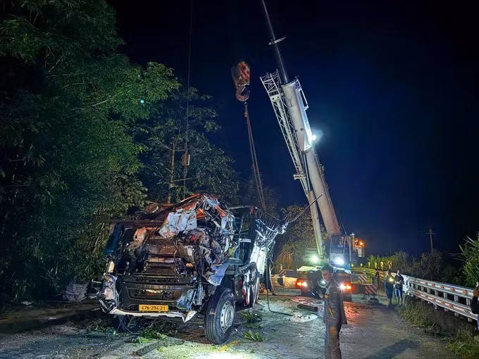 Chiếc xe bị nạn đã được cẩu lên khỏi vực sâu.