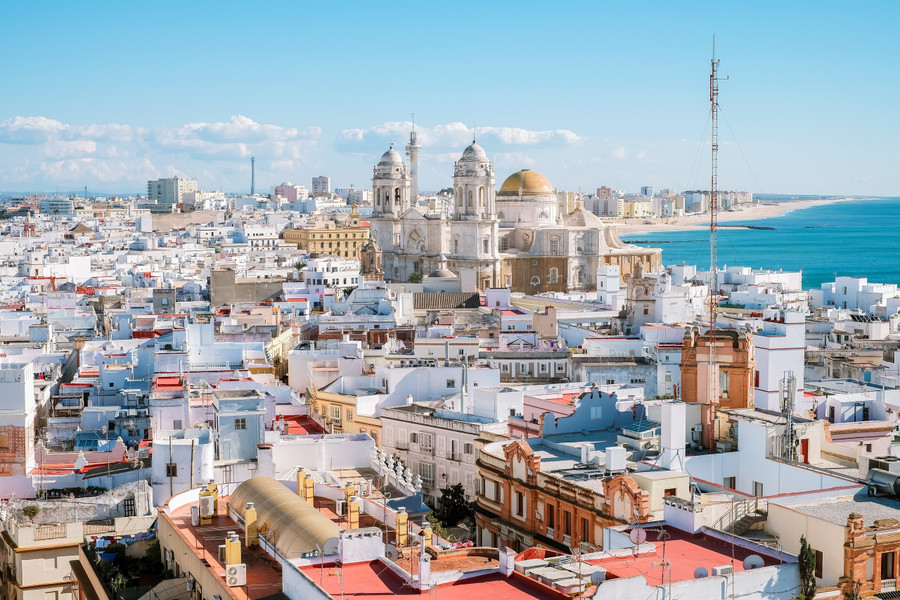 Carnaval Cádiz là lễ hội thường niên lớn nhất Tây Ban Nha, quy tụ những người tham gia hóa trang lộng lẫy trên đường phố trong suốt 10 ngày.