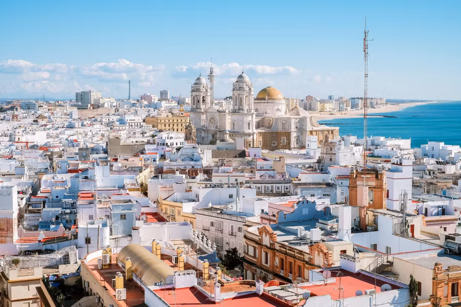 Carnaval Cádiz là lễ hội thường niên lớn nhất Tây Ban Nha, quy tụ những người tham gia hóa trang lộng lẫy trên đường phố trong suốt 10 ngày.