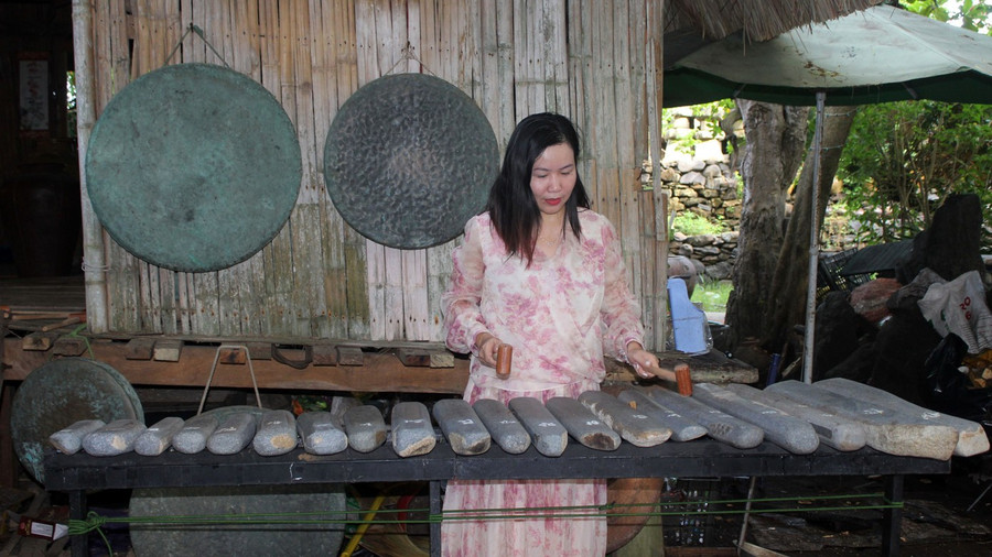 Du khách Nguyễn Thị Thúy Hằng (Hà Nội) đang thử chơi đàn đá. Ảnh: Huyền Oanh Du khách Nguyễn Thị Thúy Hằng (Hà Nội) đang thử chơi đàn đá. Ảnh: Huyền Oanh