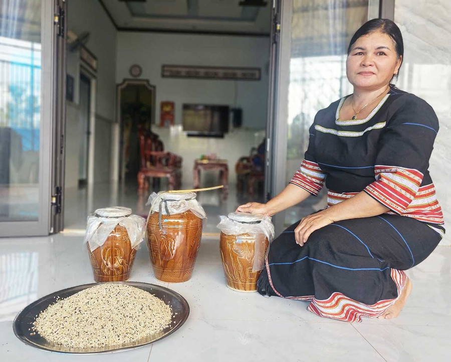 Bà Rlan Loan làm rượu ghè bằng gạo nếp tự trồng, kết hợp các loại men nên rượu thơm, vị ngọt dịu. Ảnh: R’Ô HOK