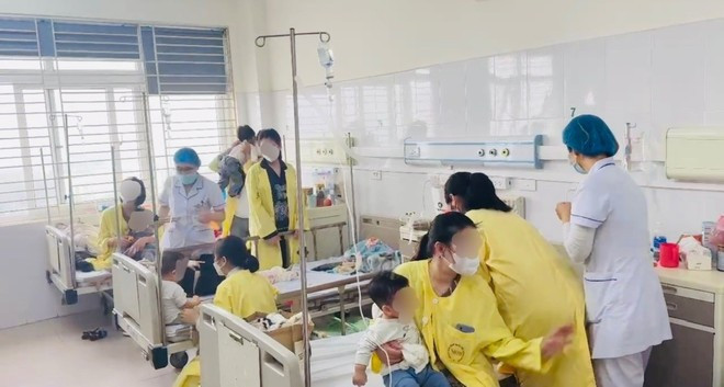 Trẻ mắc cúm A nhập viện điều trị tại Bệnh viện Bệnh Nhiệt đới Trung ương. (Ảnh: PV/Vietnam+)
