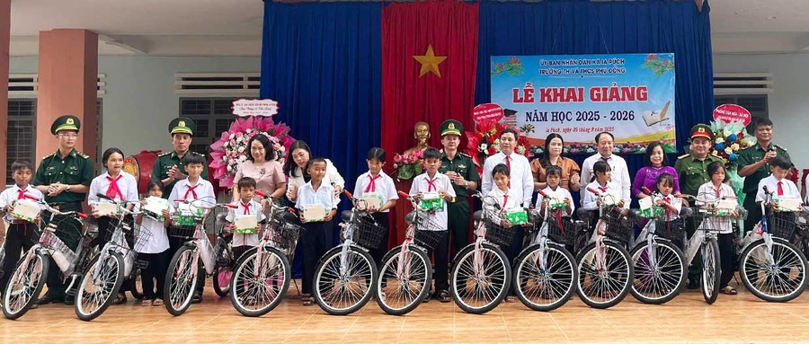 Đồn Biên phòng Ia Púch phối hợp với các đơn vị trao tặng xe đạp cho các em học sinh Trường TH và THCS Phù Đổng, xã Ia Púch.