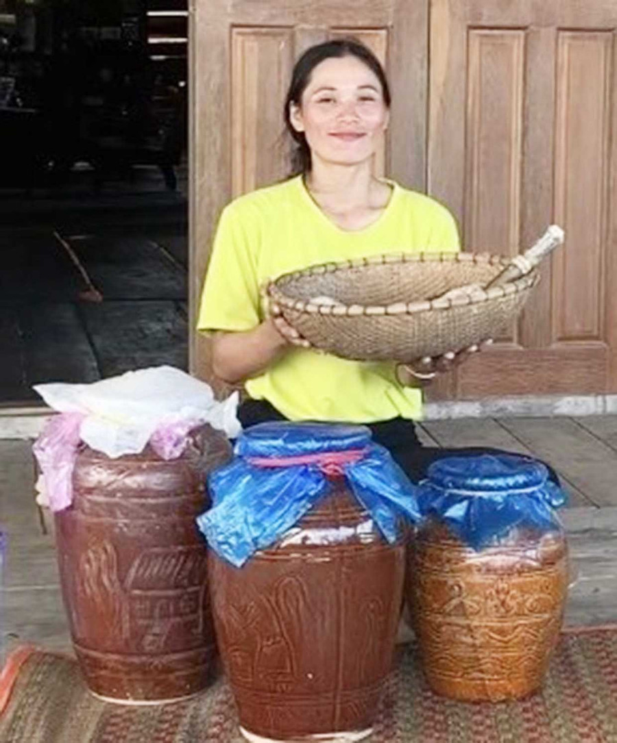 Chị Ksor H’Doái giới thiệu về việc làm rượu cần truyền thống của người Jrai. Ảnh: R’Ô HOK