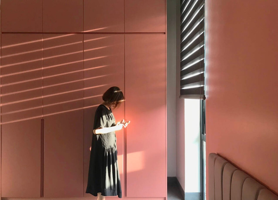 Phòng ngủ tông màu hồng, khác biệt với tổng thể căn nhà nhưng phù hợp với cá tính của người sử dụng Phòng ngủ tông màu hồng, khác biệt với tổng thể căn nhà nhưng phù hợp với cá tính của người sử dụng