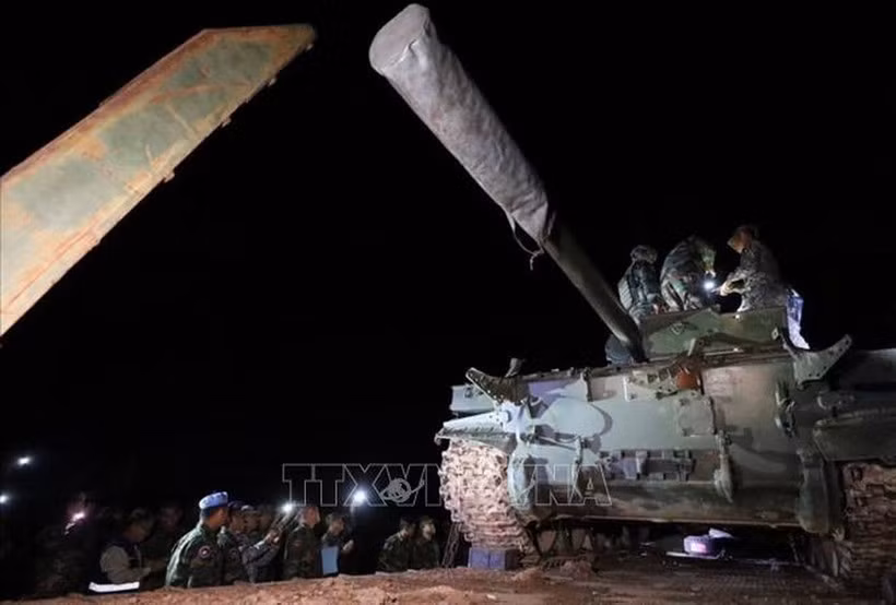 Các quan sát viên ASEAN giám sát hoạt động rút khí tài quân sự, vũ khí hạng nặng của Quân đội Campuchia khỏi khu vực biên giới tranh chấp. (Ảnh: AKP/TTXVN phát)