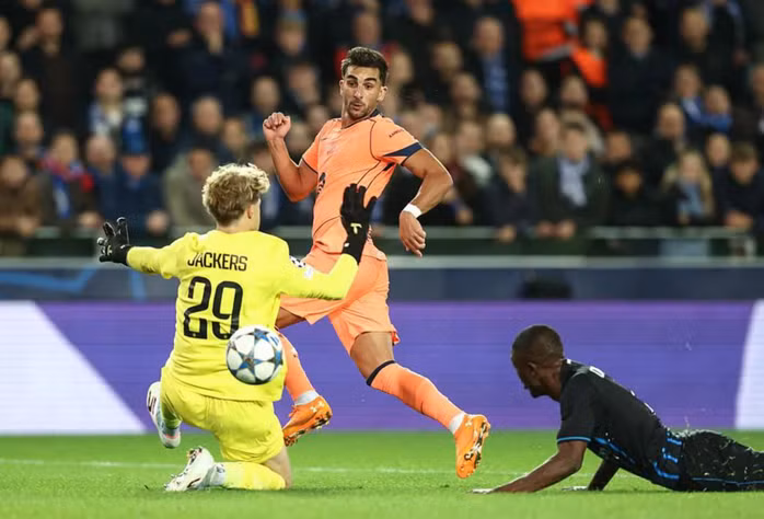 Thủ thành Nordin Jackers cản phá các tình huống tấn công của Barcelona