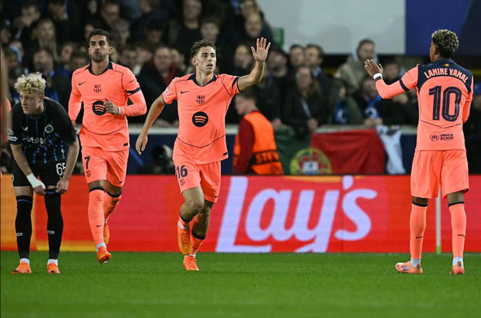 Đồng đội vui mừng sau bàn gỡ 1-1 của Ferran Torres