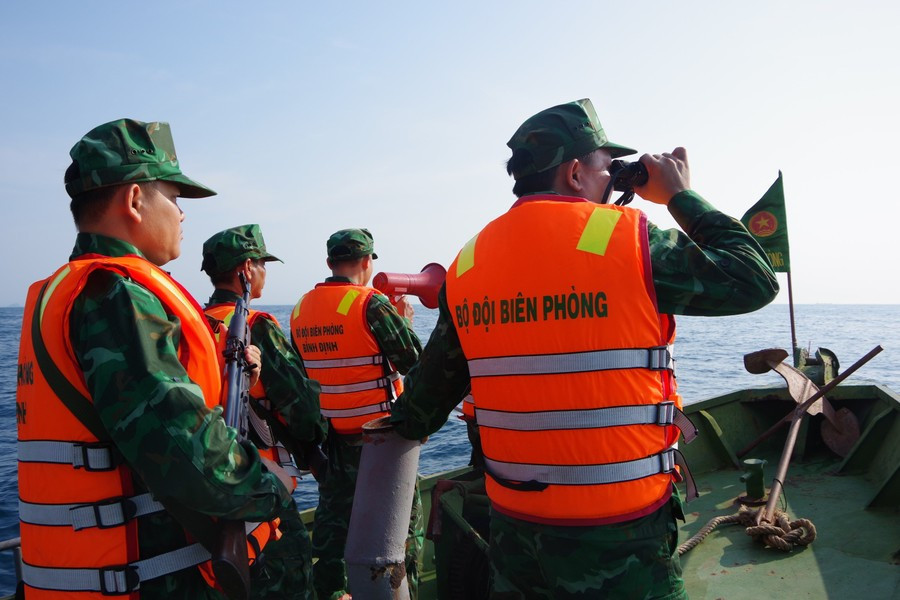 BĐBP tỉnh chủ động theo dõi diễn biến của bão Kalmaegi, kêu gọi tàu thuyền tránh trú bão an toàn. Ảnh: H.P