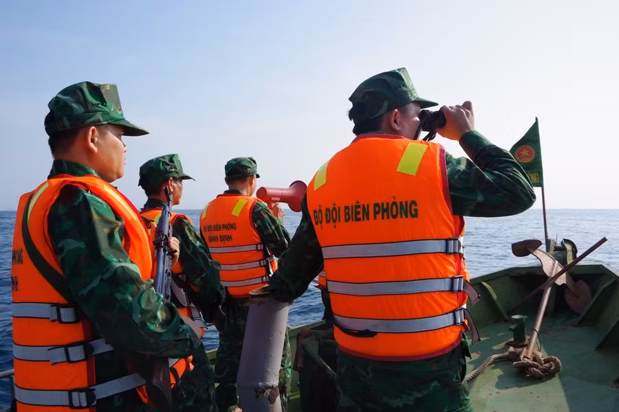 BĐBP tỉnh chủ động theo dõi diễn biến của bão Kalmaegi, kêu gọi tàu thuyền tránh trú bão an toàn. Ảnh: H.P