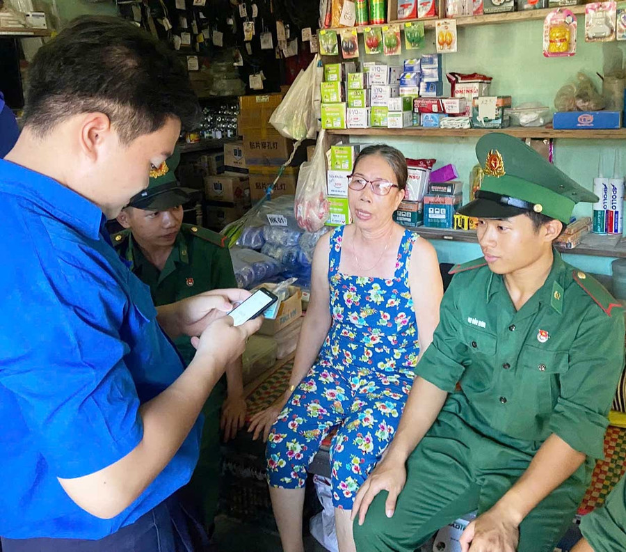 ĐVTN trong tỉnh ra quân hướng dẫn, trang bị kỹ năng số cho người dân, góp phần lan tỏa phong trào “Bình dân học vụ số”.