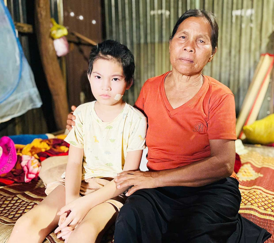 Em Siu Diệu bên bà ngoại Siu Lới. Ảnh: P.D