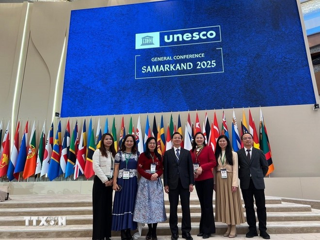 Đoàn Việt Nam tham dự Kỳ họp lần thứ 43 Đại hội đồng UNESCO. (Ảnh: TTXVN phát)