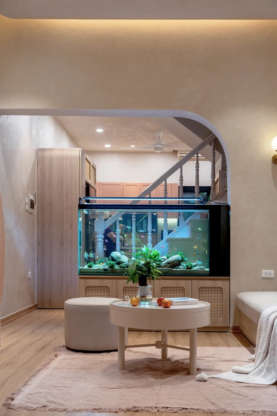 Phòng khách được trang bị một chiếc sofa lớn với ngăn kéo tiện dụng.