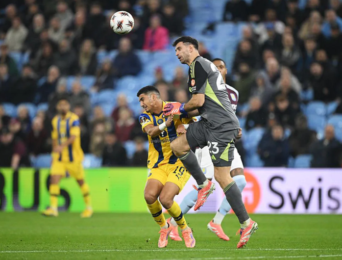 Thủ môn Emiliano Martínez thi đấu an toàn, giữ nguyên vẹn mành lưới chủ nhà Aston Villa