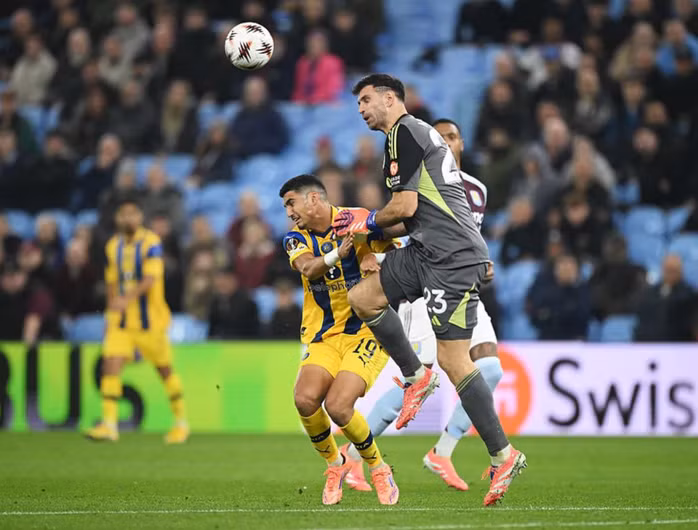 Thủ môn Emiliano Martínez thi đấu an toàn, giữ nguyên vẹn mành lưới chủ nhà Aston Villa