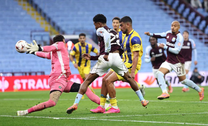 Ian Maatsen (22) dứt điểm cận thành, mở tỉ số cho Aston Villa