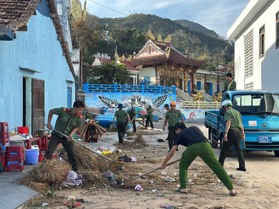 Lực lượng PCCC và CNCH đã dọn dẹp vệ sinh, cưa cắt cây cối, vật dụng đổ ngã đảm bảo giao thông thông suốt.