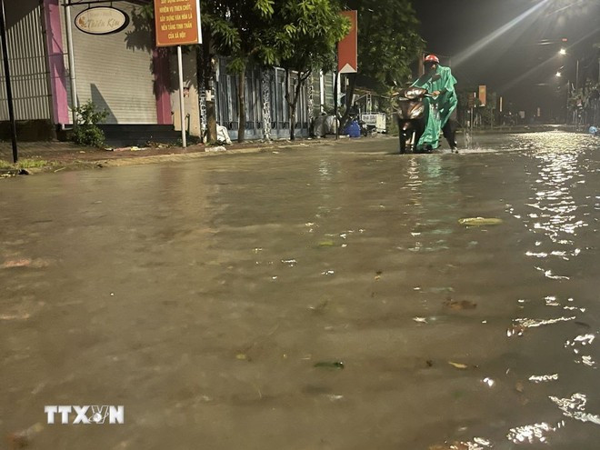 Sóng biển triều cường dâng cao gây ngập cục bộ trung tâm phường Sa Huỳnh, tỉnh Quảng Ngãi. (Ảnh: Phạm Cường/TTXVN)