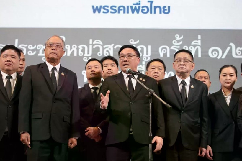 Ông Julapun Amornvivat (người đang phát biểu) làm lãnh đạo mới của đảng Pheu Thai. (Nguồn: Bangkok Post) Ông Julapun Amornvivat (người đang phát biểu) làm lãnh đạo mới của đảng Pheu Thai.