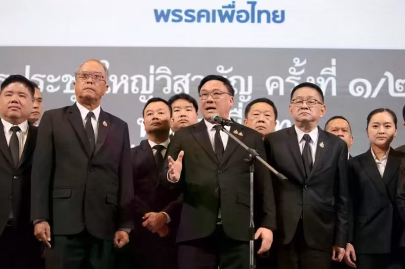 Ông Julapun Amornvivat (người đang phát biểu) làm lãnh đạo mới của đảng Pheu Thai.