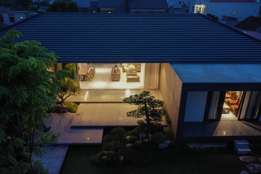 Phía trước là khoảng sân rộng rãi giúp công trình thoáng đãng, mát mẻ Phía trước là khoảng sân rộng rãi giúp công trình thoáng đãng, mát mẻ