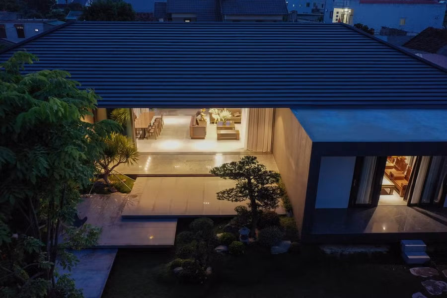 Phía trước là khoảng sân rộng rãi giúp công trình thoáng đãng, mát mẻ