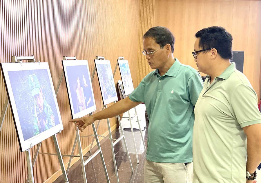 Nhà thơ Đào Đức Tuấn (thứ 2 từ phải sang) khẳng định người nghệ sĩ cần hun đúc tinh thần lao động sáng tạo phù hợp với thời kỳ mới.