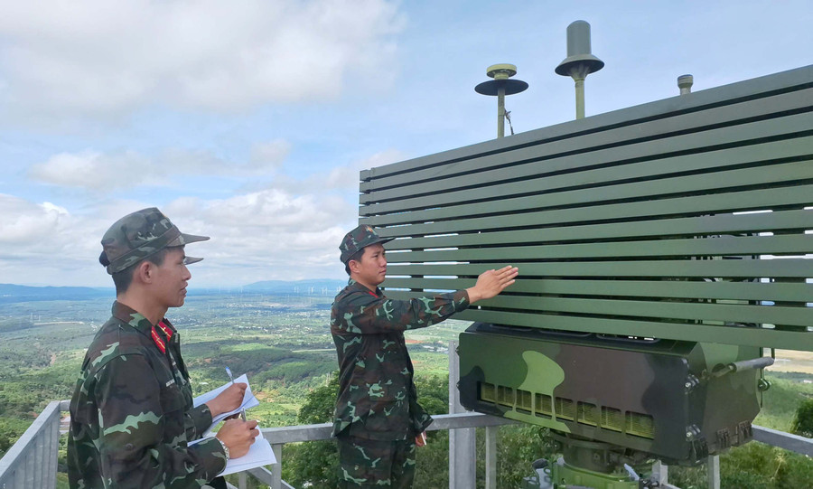Cán bộ, chiến sĩ Đài Quan sát huấn luyện làm chủ ra đa mới được biên chế. Ảnh: Hoành Sơn
