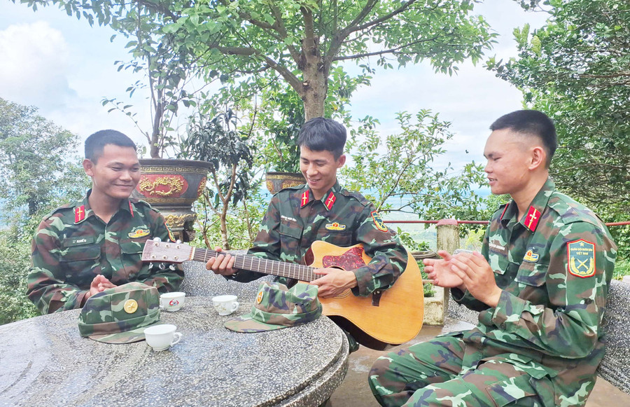 Giờ giải lao, sinh hoạt văn nghệ của cán bộ, chiến sĩ Đài Quan sát. Ảnh: Hoành Sơn
