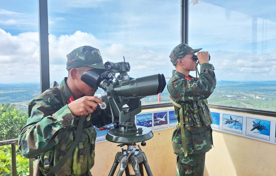 Chiến sĩ Đài Quan sát canh vùng trời Tổ quốc bằng ống nhòm. Ảnh: Hoành Sơn
