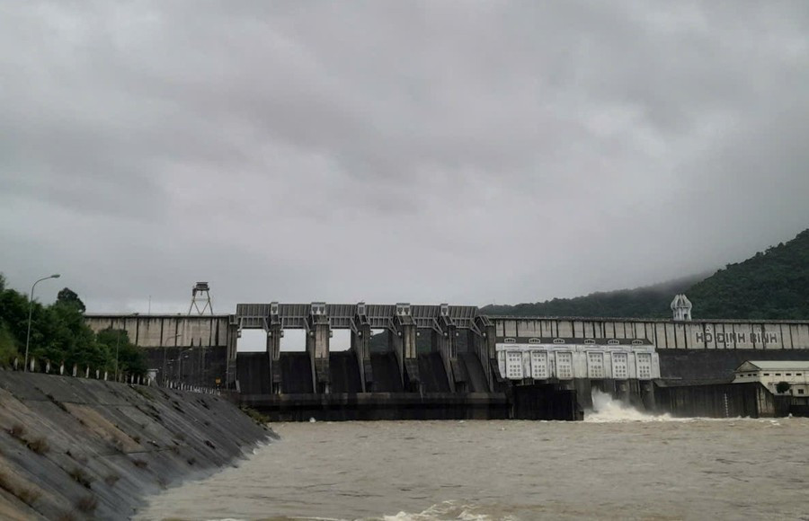 Xí nghiệp Thủy lợi Định Bình vẫn đang điều tiết nước về hạ du đảm bảo vận hành liên hồ lưu vực sông Kôn-Hà Thanh. Ảnh: T.Lợi